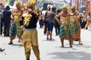 Kadispenda saat ikut pawai alegoris.